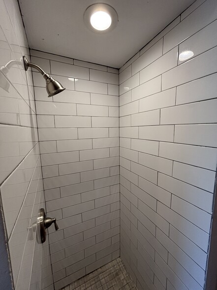 Full Bathroom 1 - 265 Orange St