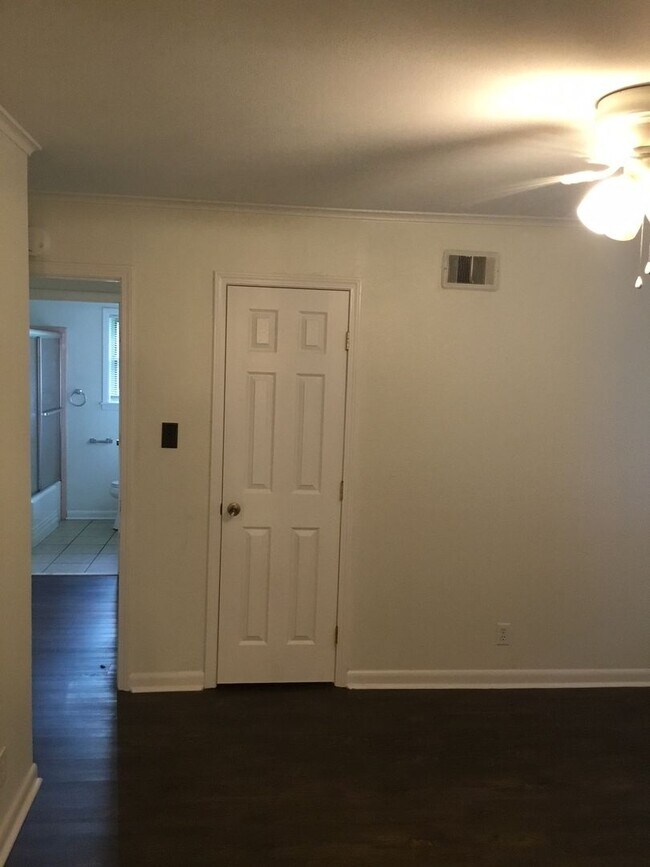 Building Photo - *3/2*SOUTHERN HILLS/SOUTHWOOD*FRESH PAINT*