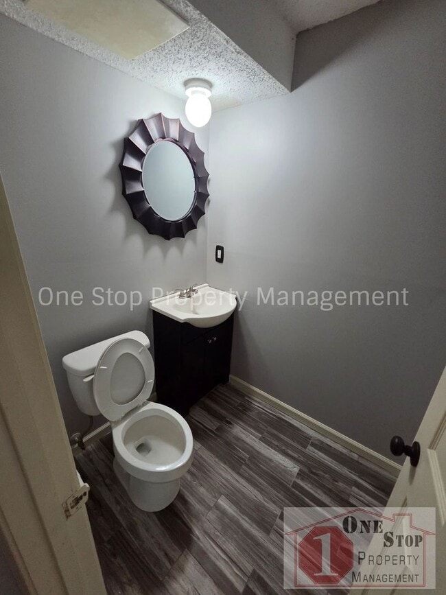Building Photo - 4 Bedroom, 2.5 Bathroom Home in North Kansas City, Missouri