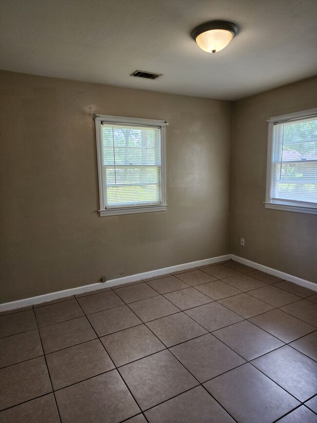 Building Photo - 508 Fraser Dr