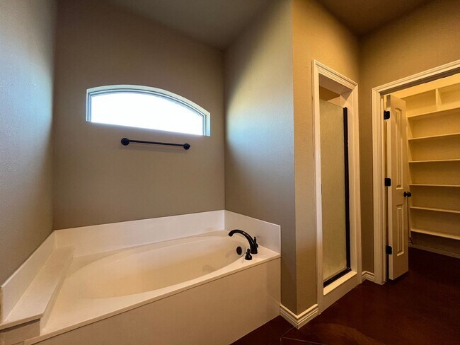 Building Photo - AVAILABLE NOW:  3 bedroom house