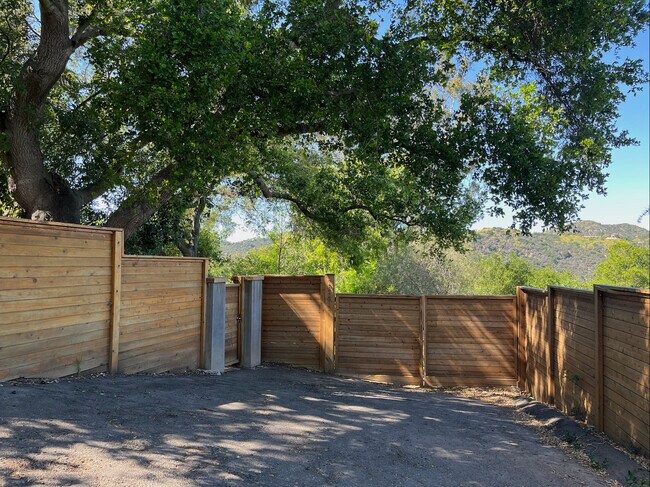 Building Photo - 21273 Entrada Rd