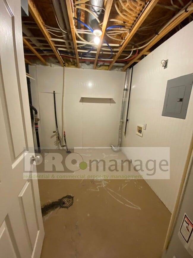 Building Photo - 5 bedroom / 3 bathroom Single Family Home