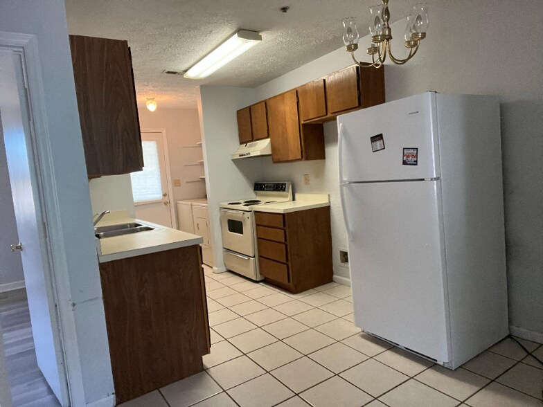 Building Photo - 1226 Shalom Dr