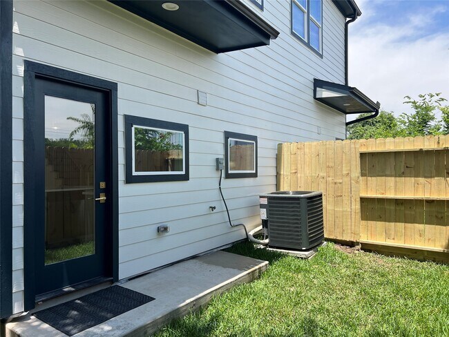 Building Photo - 8601 Amadwe St