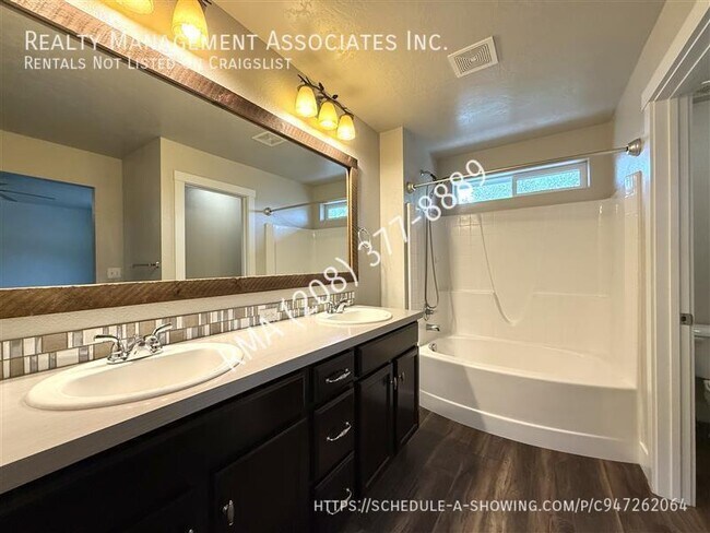 Building Photo - 6031 N Spindrift Ave