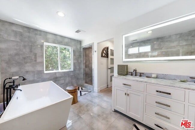 Building Photo - 2370 San Marco Dr