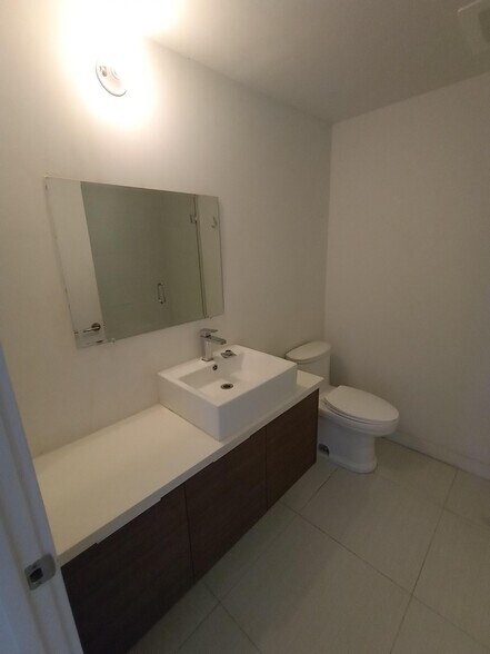 Building Photo - 1010 SW 2nd Ave