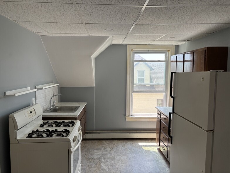 Eat-in Kitchen - 48 Grove St