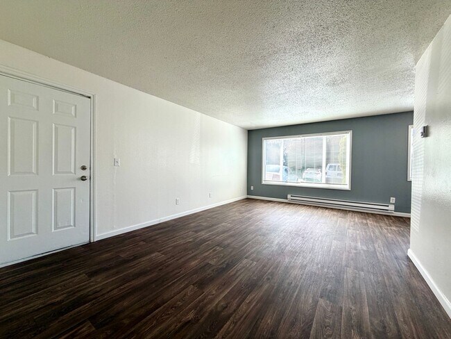 Building Photo - **$750 DEPOSIT + FREE FIRST MONTH'S RENT** Spacious Main Floor Unit~ Great Natural Light~ Updated...