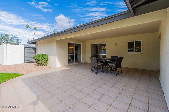 Building Photo - 4016 S Holbrook Ln