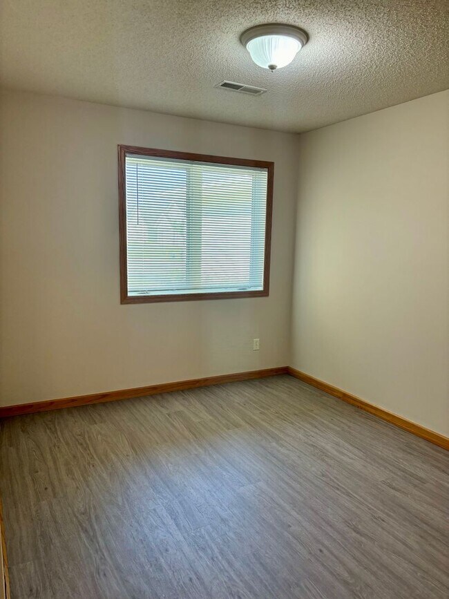 Building Photo - One Level Living ~ Wonderful Townhome