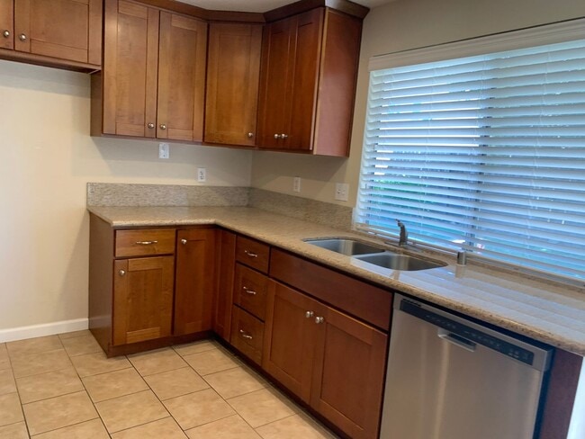 Building Photo - Adorable well maintained 3 bedroom 2 bath ...