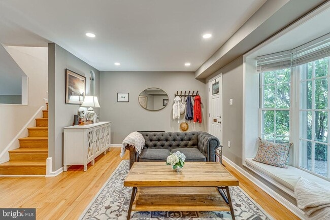 Building Photo - 912 Green St