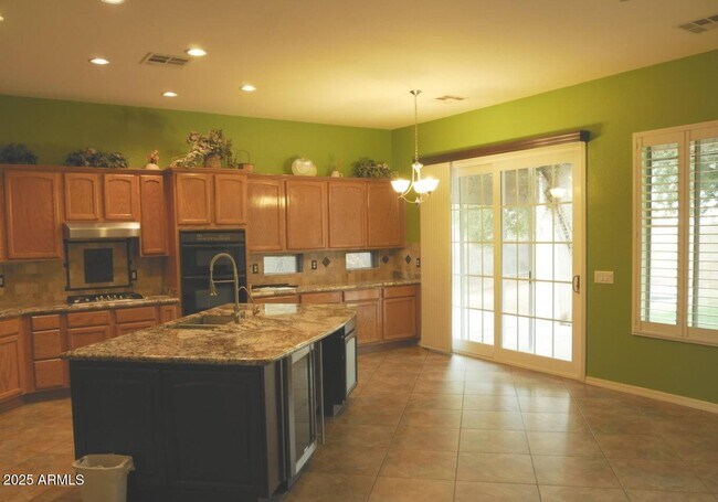 Building Photo - 2520 S Dragoon Dr