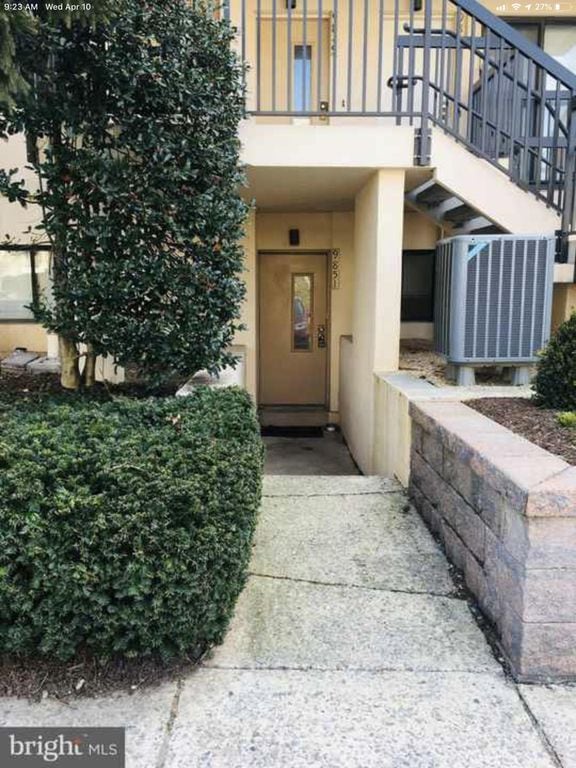 Entry into condo - 9851 Hellingly Pl
