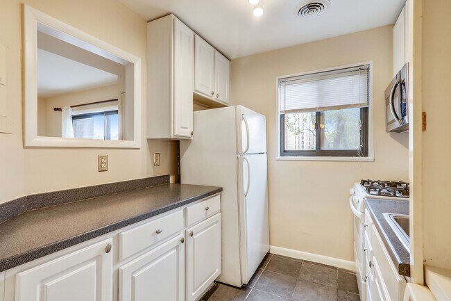 Building Photo - 7611 Maple Ave