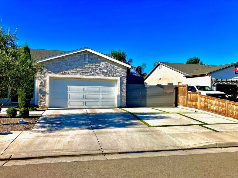 Building Photo - 9207 Manor Forest Ln