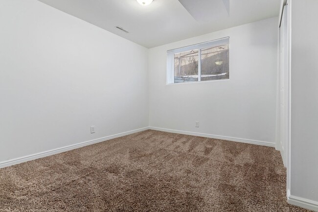 Building Photo - Updated 6 bedroom home is a must see!!