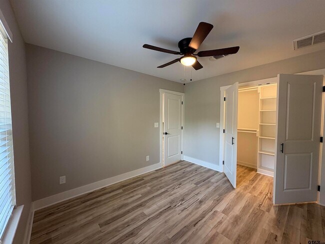 Building Photo - 305 Post Oak Dr