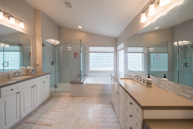 Building Photo - 6655 Hollycrest Ct
