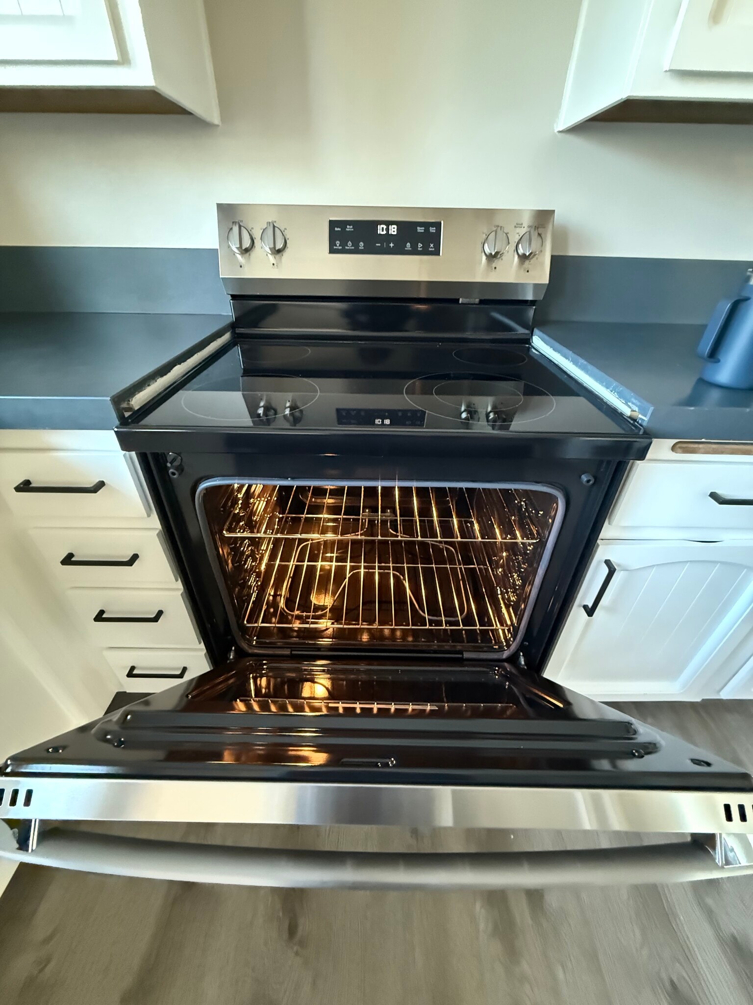 Brand new electric oven - 1954 Misty Cir