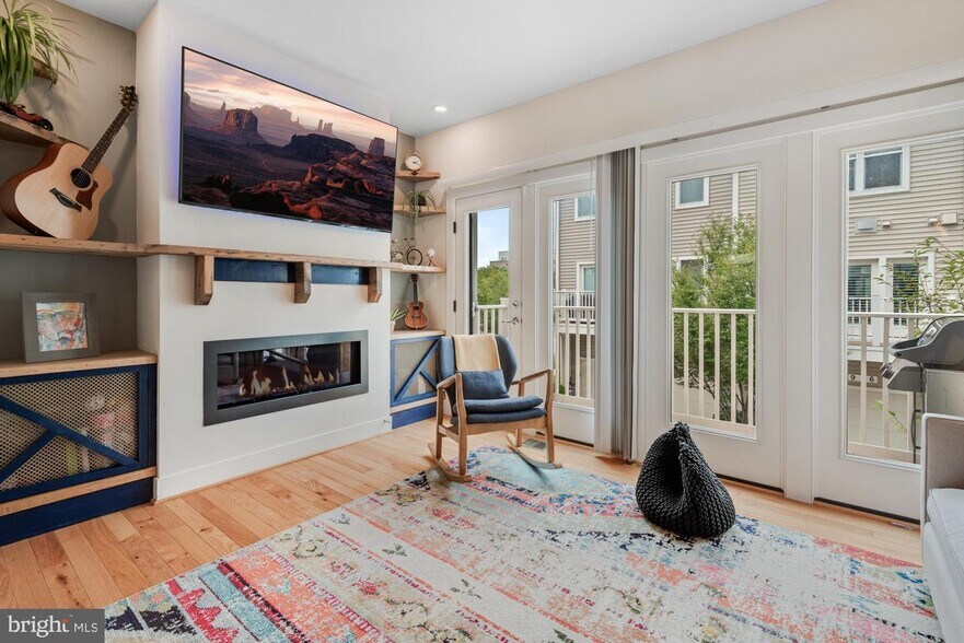 Family room - 924 King Farm Blvd