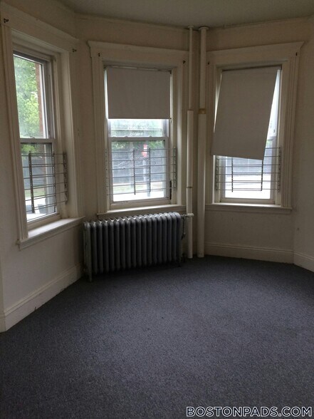 Building Photo - 235 Park Dr