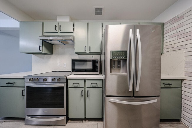 Building Photo - 2816 N 33rd Pl