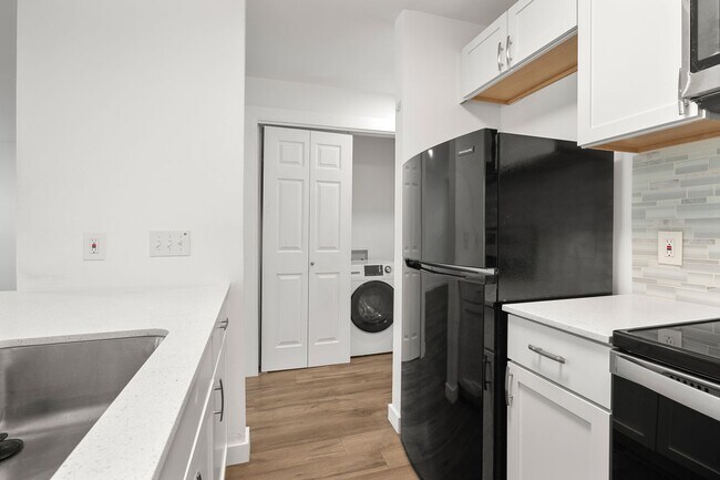 Building Photo - Updated North Austin Condo with Modern Fin...