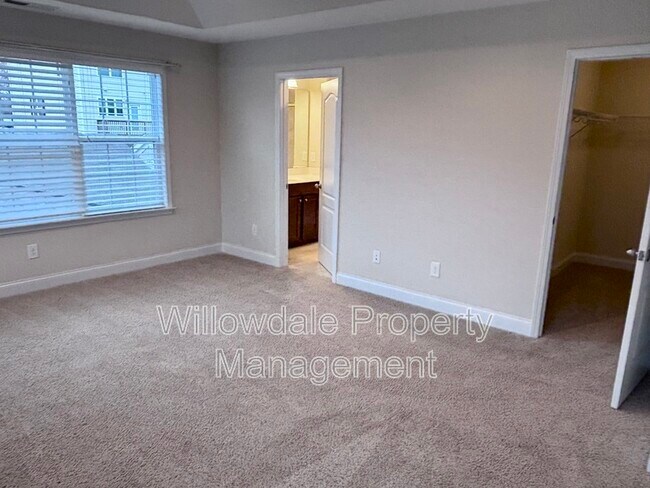 Building Photo - 136 Spring Pine Ln