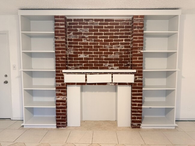 Building Photo - 1323 SE Clover Ln