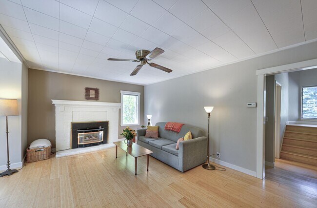 Building Photo - Beautiful Craftsman Bungalow on the edge of the Historic Fort Russell Dristrict