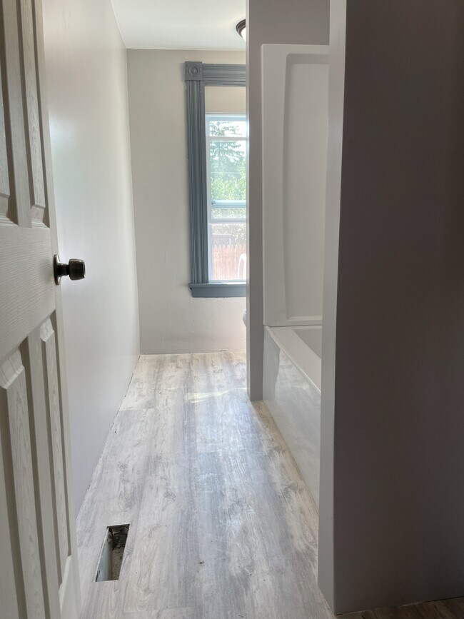 Building Photo - 407 E Center St