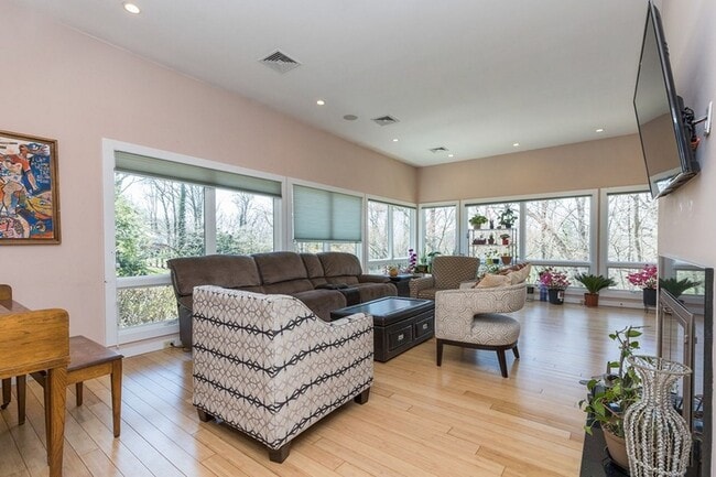 Building Photo - 192 Stonehurst Dr