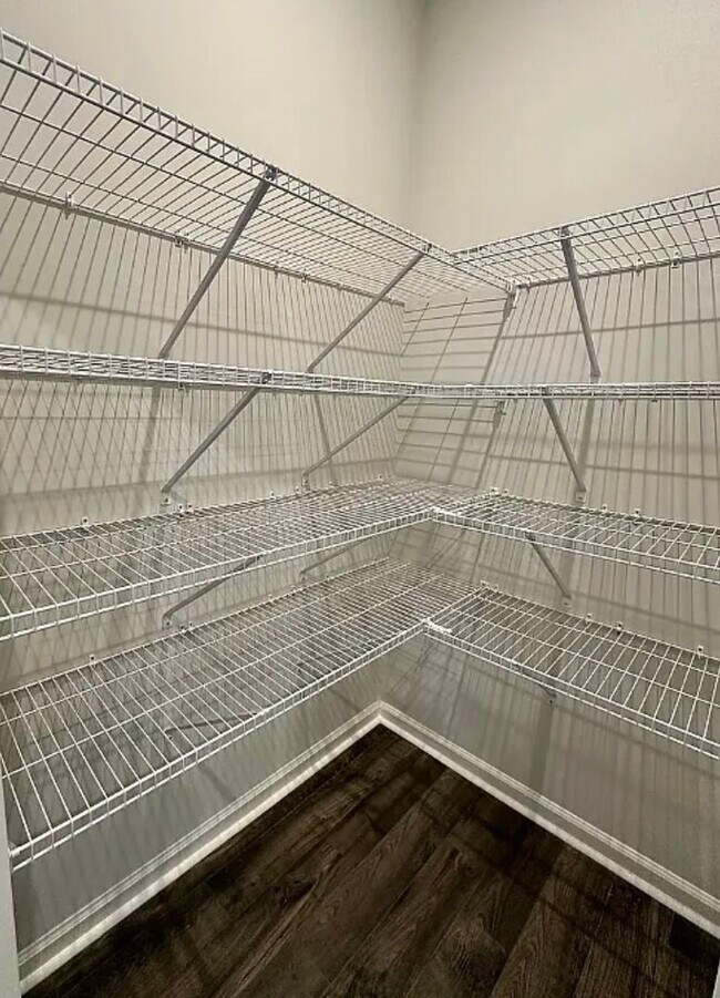 Building Photo - Very Spacious Townhome Available For Move In March 2026