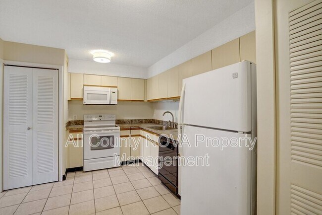 Building Photo - 3800 Powell Ln
