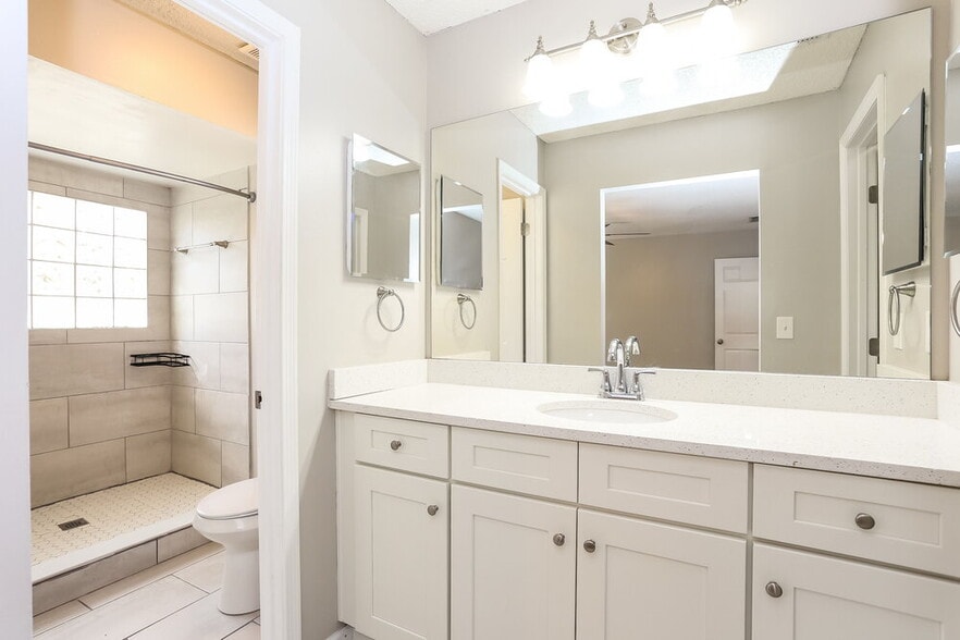 Building Photo - 548 Edward Rutledge St