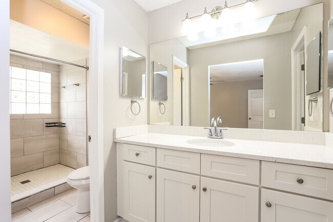 Building Photo - 548 Edward Rutledge St