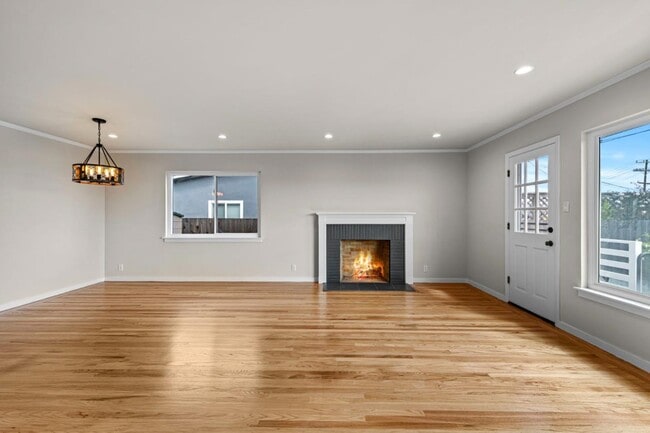 Building Photo - 526 Redwood Ave