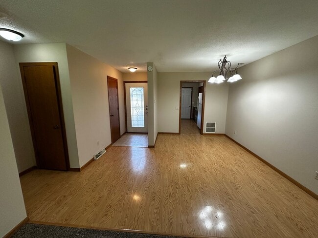 Building Photo - 2 bed 2 Bath 2 Story Townhome