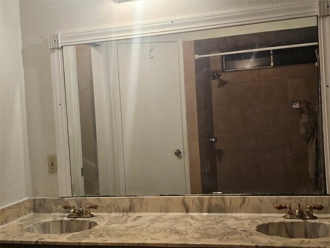 Building Photo - 4011 Alshire Dr