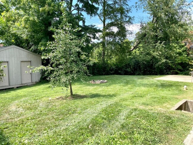 Building Photo - Spacious 3 bed/2 bath - walk to campus!