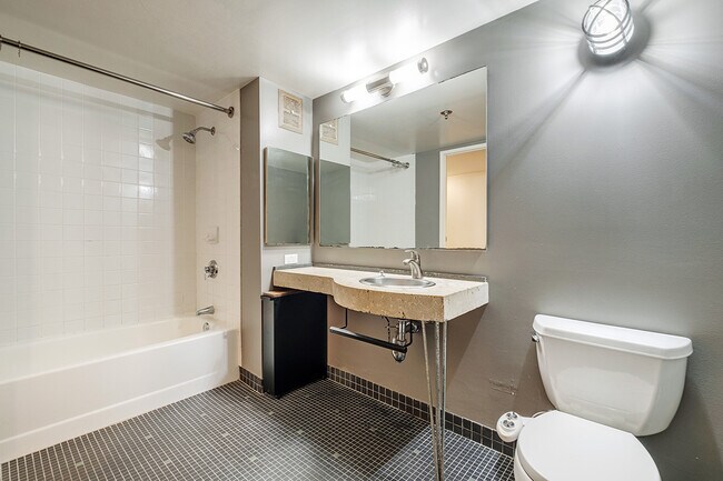 Building Photo - 461 2nd St