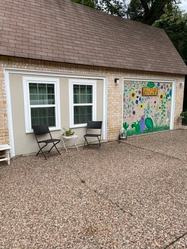 Building Photo - 628 Bullfrog Ln