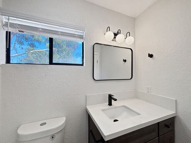 Building Photo - Charming & Spacious 2BD/2.5BA House in Nor...