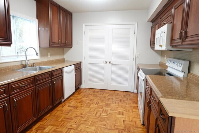 Building Photo - 17 Pepperidge Ct