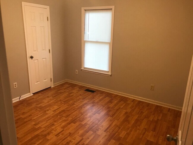 Building Photo - Nice Updated 3 bedrom 2 Bath Home in Becke...