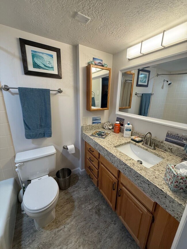 Building Photo - Beautiful condo with walk out entry and 2 parking stalls