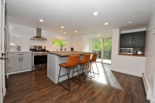 Building Photo - 1090 Walnut Circle